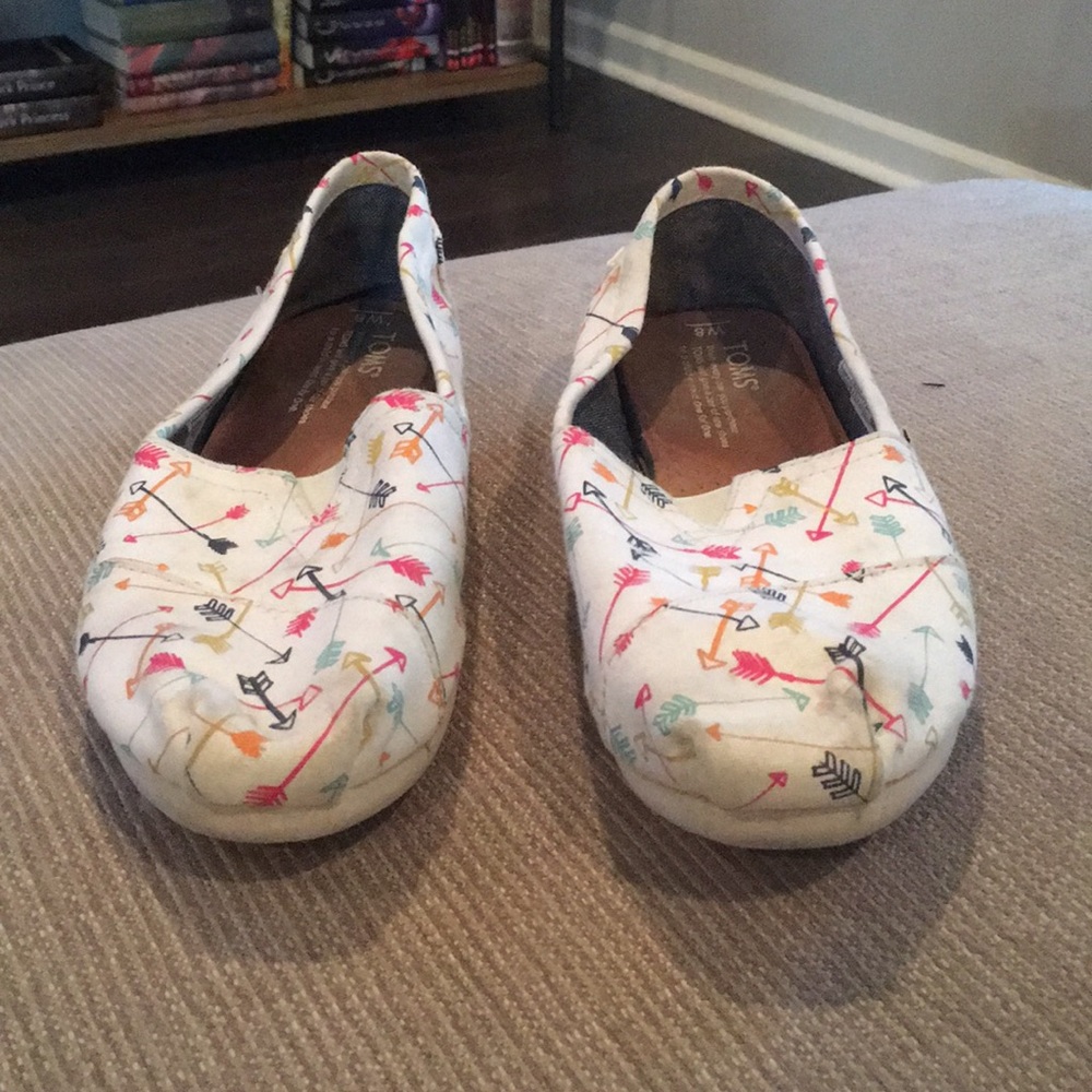 White TOMS with arrow print